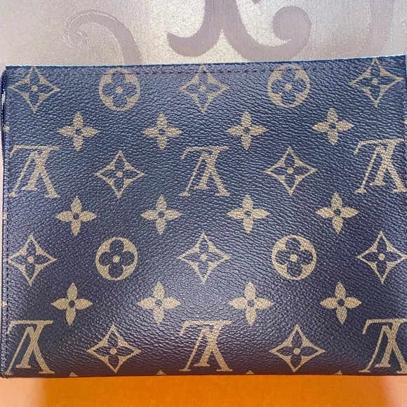 Louis Vuitton toiletry pouch 19 - Picture 7 of 12